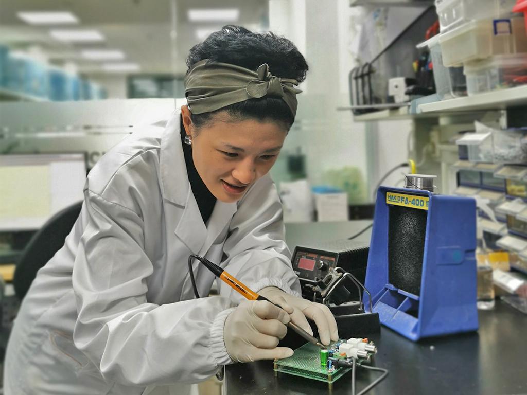 Ann Duan at lab bench