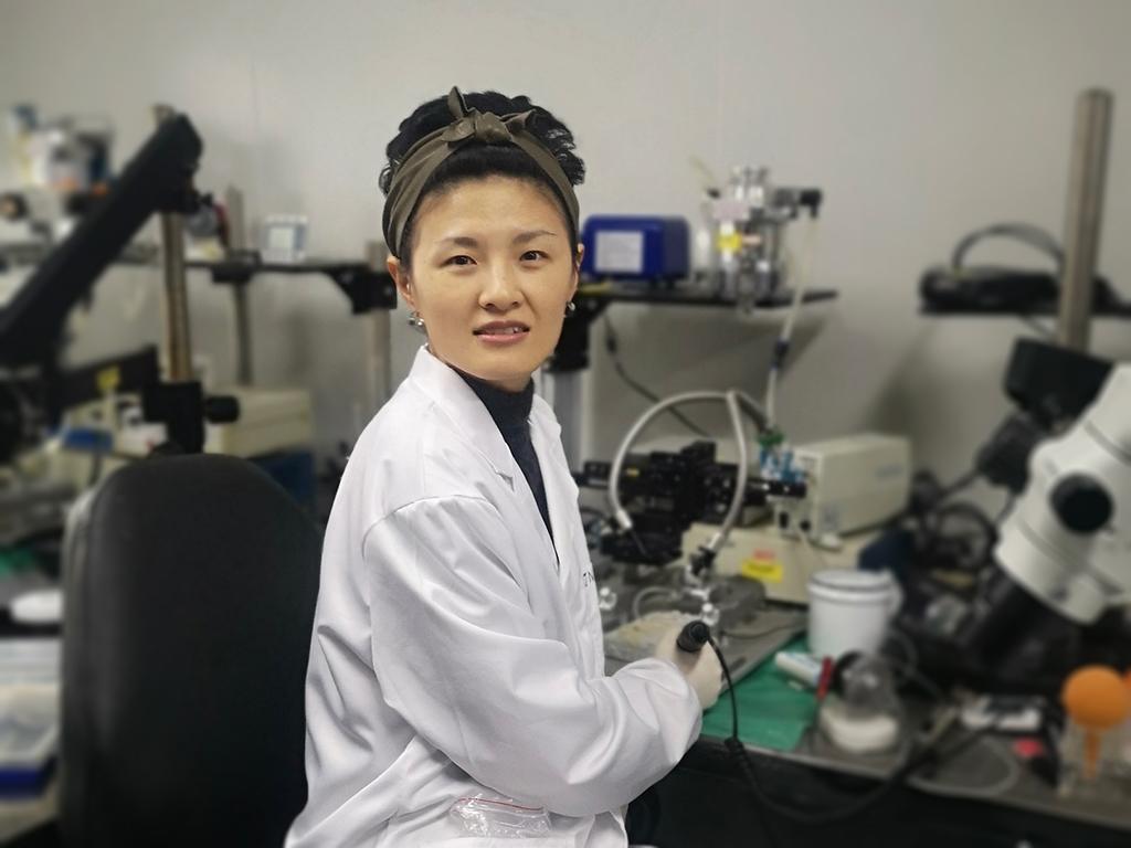 Ann Duan at lab bench