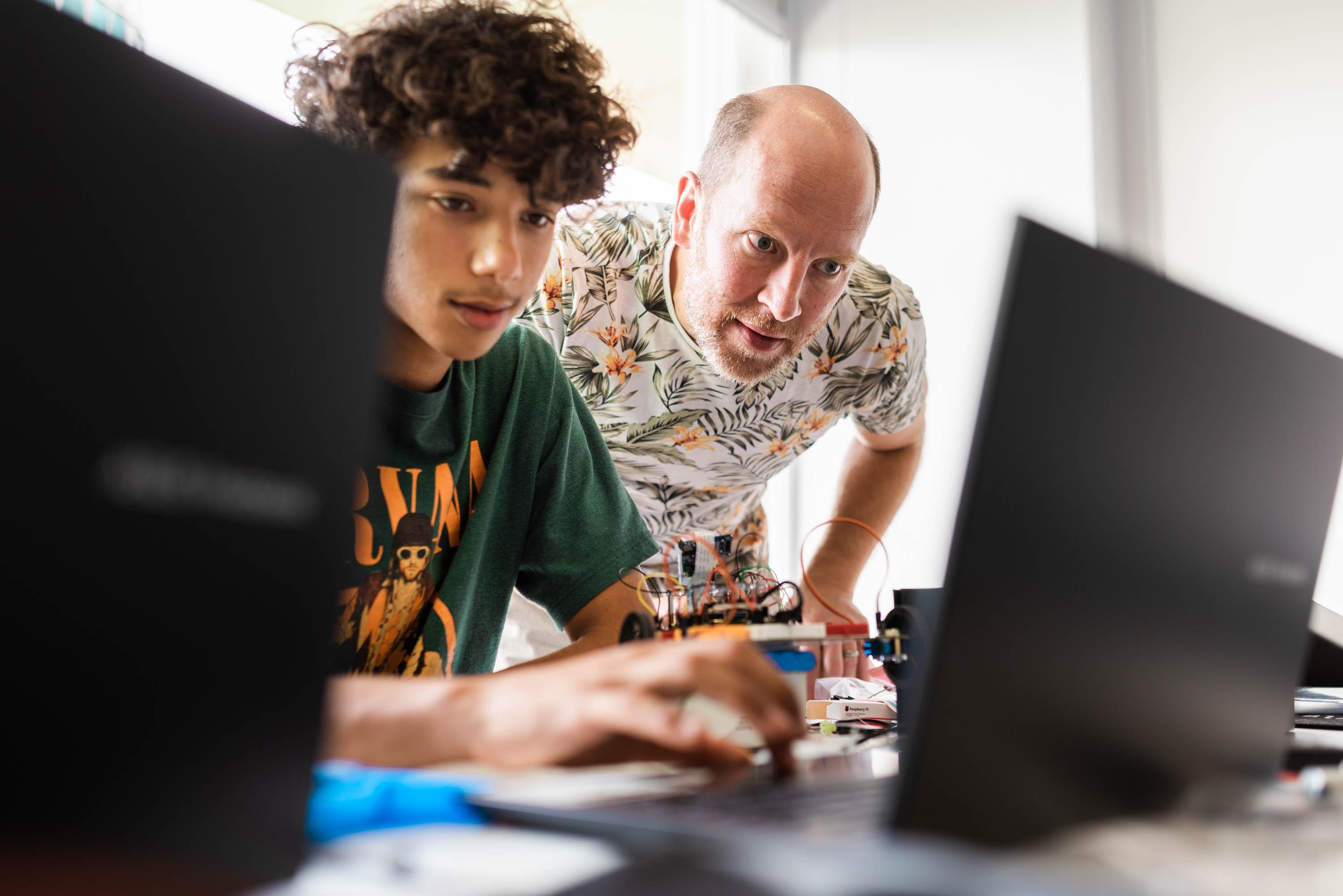 Neuronauts 2023 student being supported by Adam Kampff, Voight-Kampff Foundation