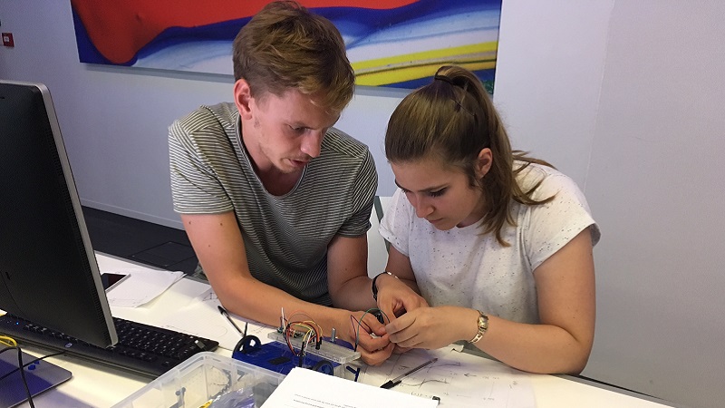 Jesse Geerts and Lea Duncker working on their robot Jesse Geerts and Lea Duncker working on their robot